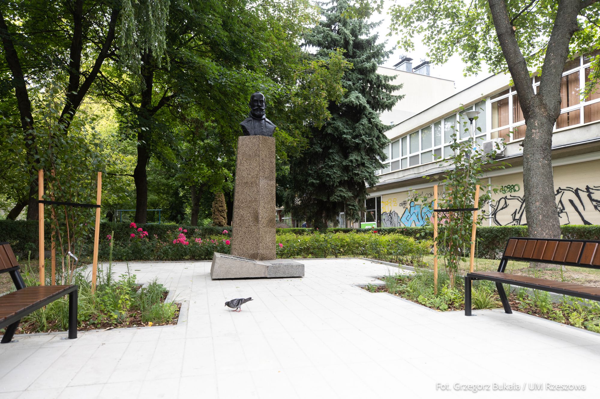 zdjęcie przedstawiające skwer przy ul.Kochanowskiego z nową aranżacją otoczenia pomnika Jana Kochanowskiego, fot. Grzegorz Bukała, Urząd Miasta Rzeszowa
